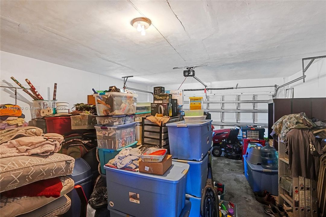 Под контрактом: $787,500 (4 спален, 2 ванн, 1930 Квадратных фут)