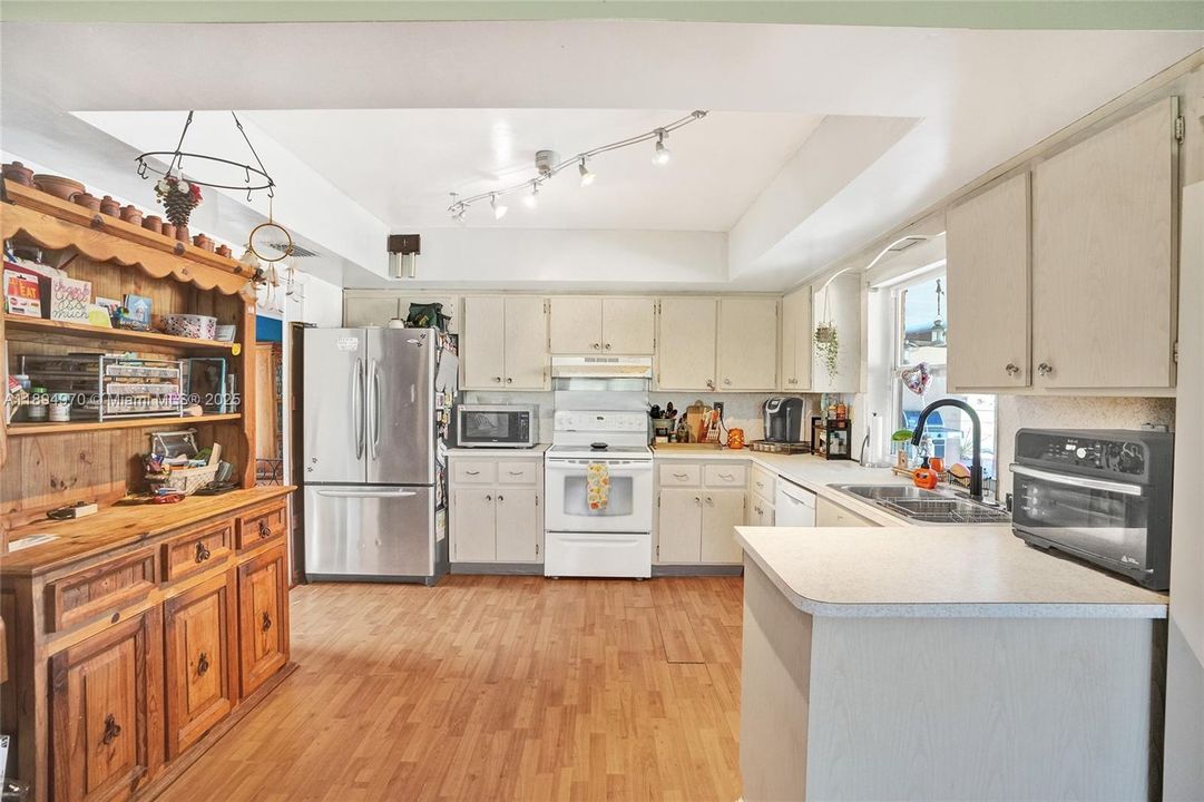 Под контрактом: $787,500 (4 спален, 2 ванн, 1930 Квадратных фут)