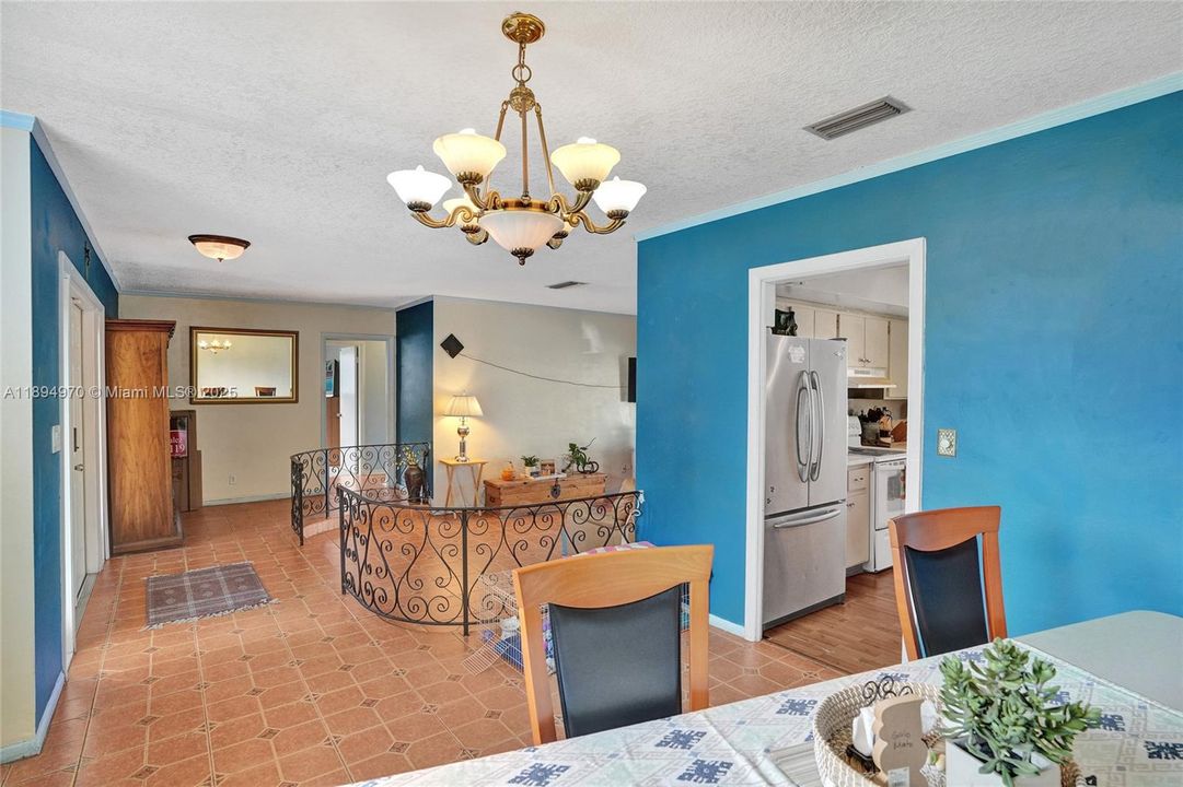 Под контрактом: $787,500 (4 спален, 2 ванн, 1930 Квадратных фут)