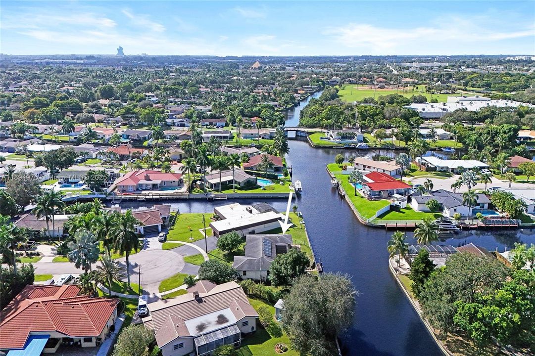 Под контрактом: $787,500 (4 спален, 2 ванн, 1930 Квадратных фут)