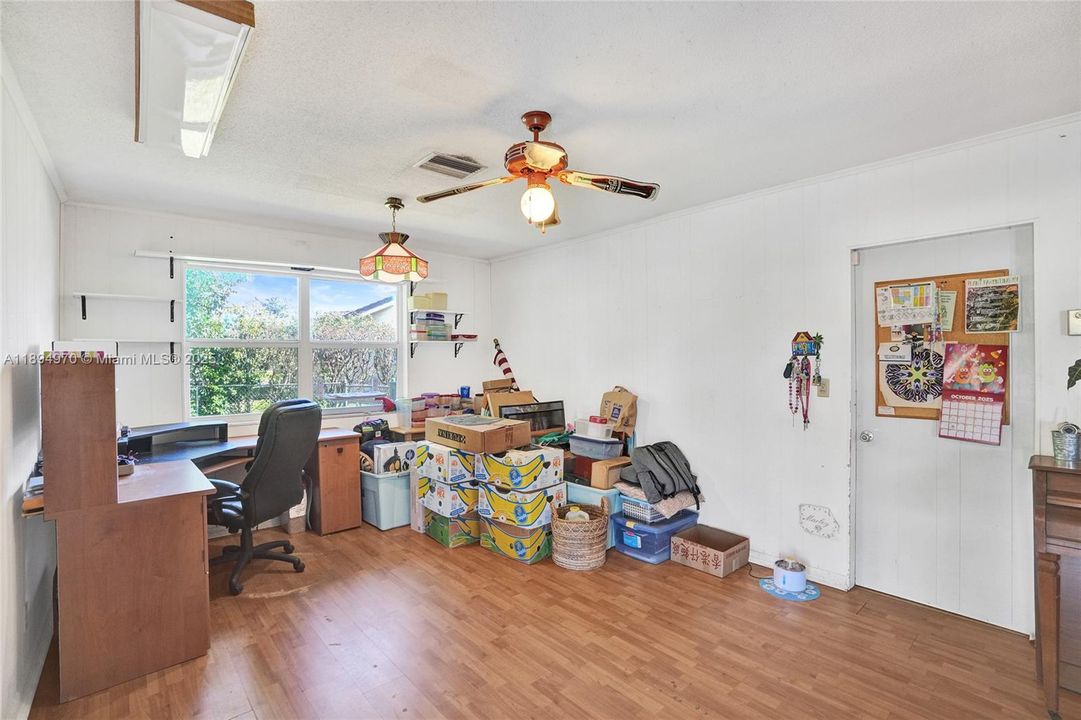 Под контрактом: $787,500 (4 спален, 2 ванн, 1930 Квадратных фут)