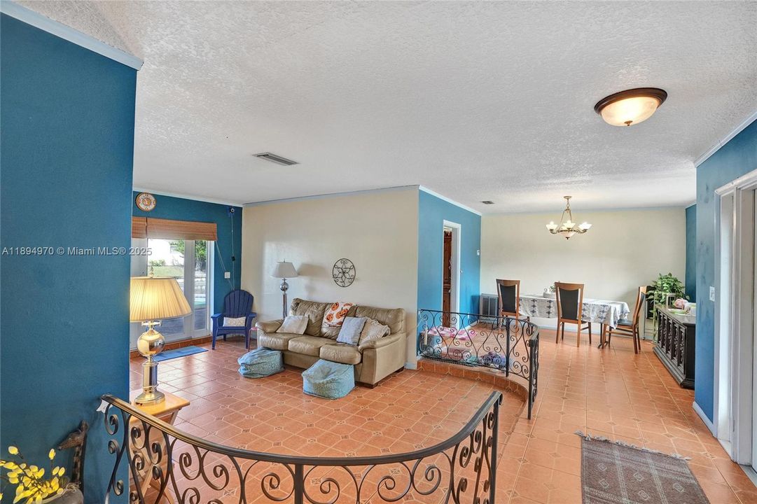 Под контрактом: $787,500 (4 спален, 2 ванн, 1930 Квадратных фут)