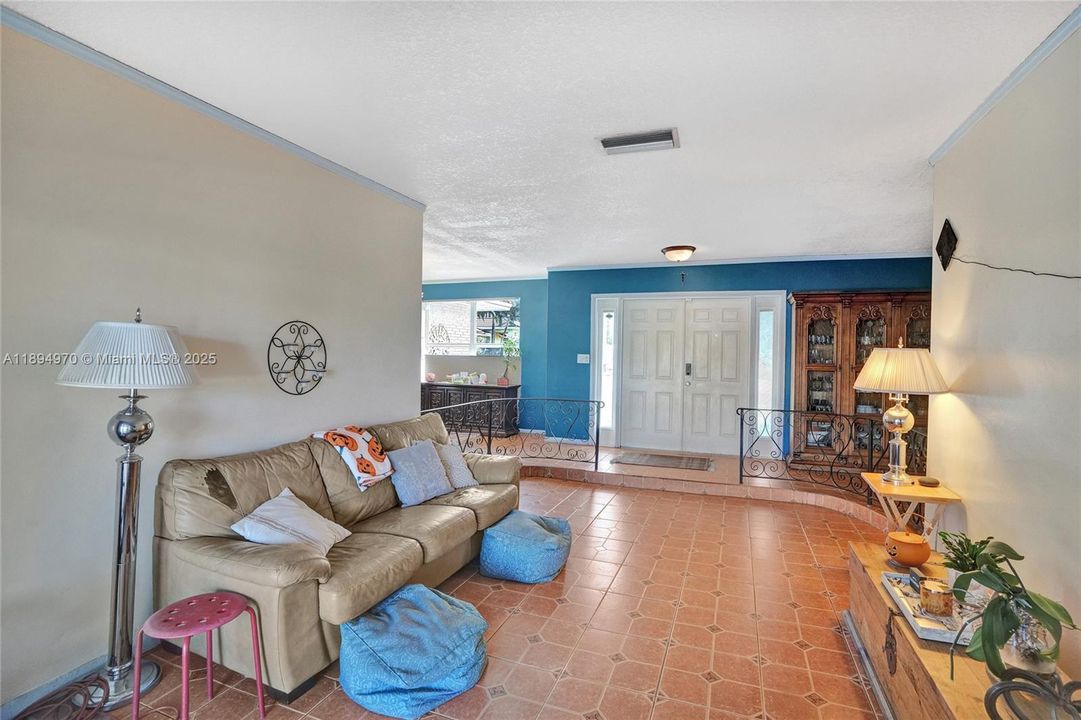 Под контрактом: $787,500 (4 спален, 2 ванн, 1930 Квадратных фут)