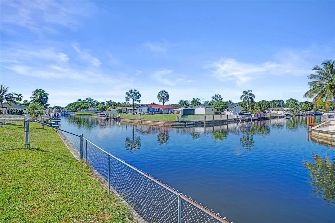 Под контрактом: $787,500 (4 спален, 2 ванн, 1930 Квадратных фут)