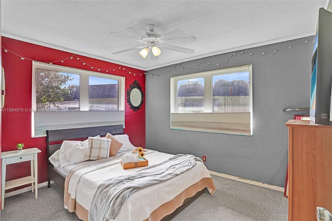 Под контрактом: $787,500 (4 спален, 2 ванн, 1930 Квадратных фут)