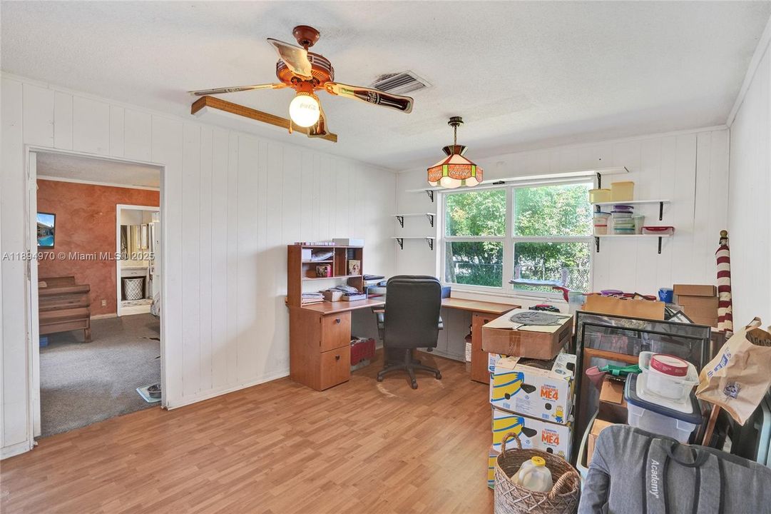 Под контрактом: $787,500 (4 спален, 2 ванн, 1930 Квадратных фут)