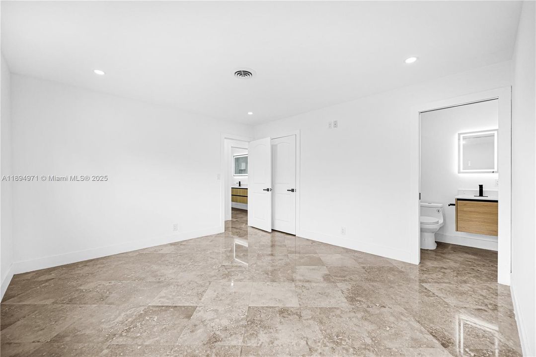 Recently Rented: $3,300 (3 beds, 3 baths, 1560 Square Feet)