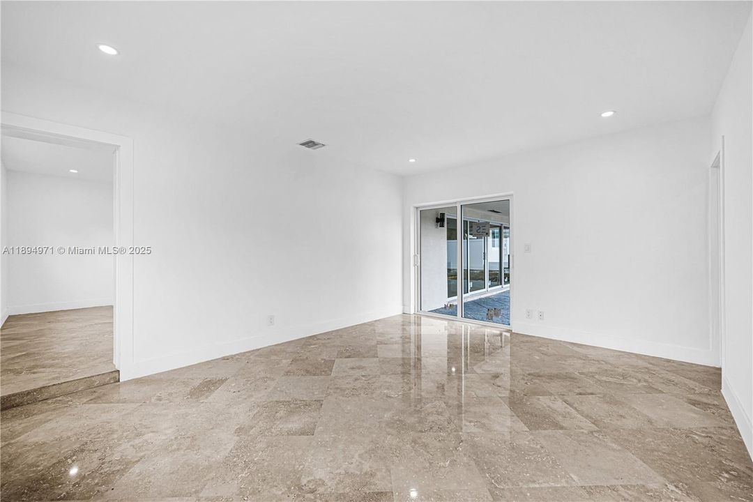 Recently Rented: $3,300 (3 beds, 3 baths, 1560 Square Feet)