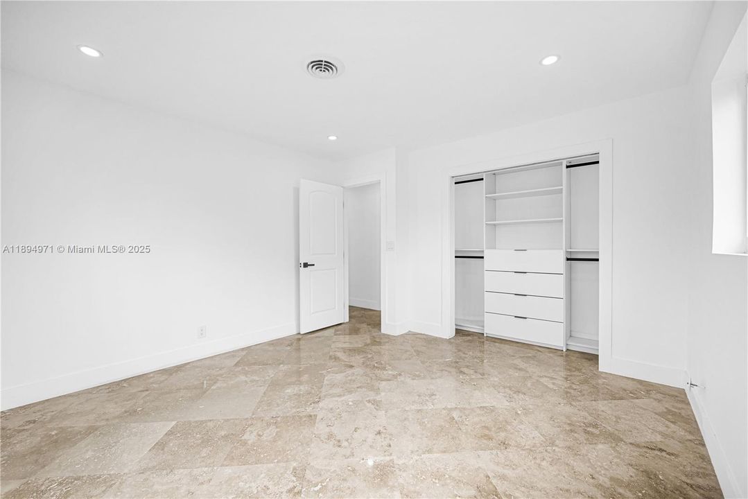 Recently Rented: $3,300 (3 beds, 3 baths, 1560 Square Feet)