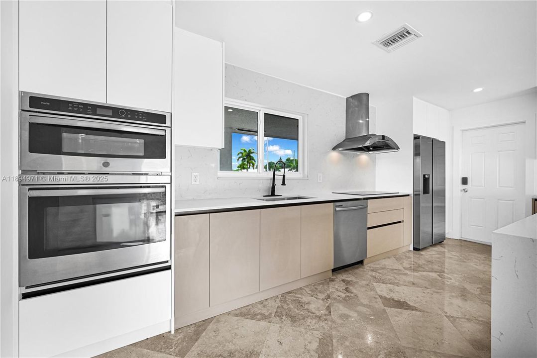 Recently Rented: $3,300 (3 beds, 3 baths, 1560 Square Feet)