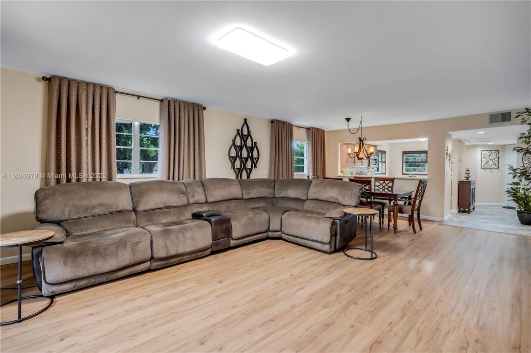 Active With Contract: $299,000 (2 beds, 2 baths, 1507 Square Feet)