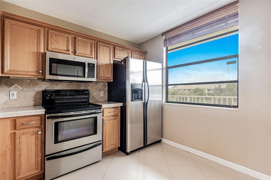 Active With Contract: $269,999 (2 beds, 2 baths, 1385 Square Feet)