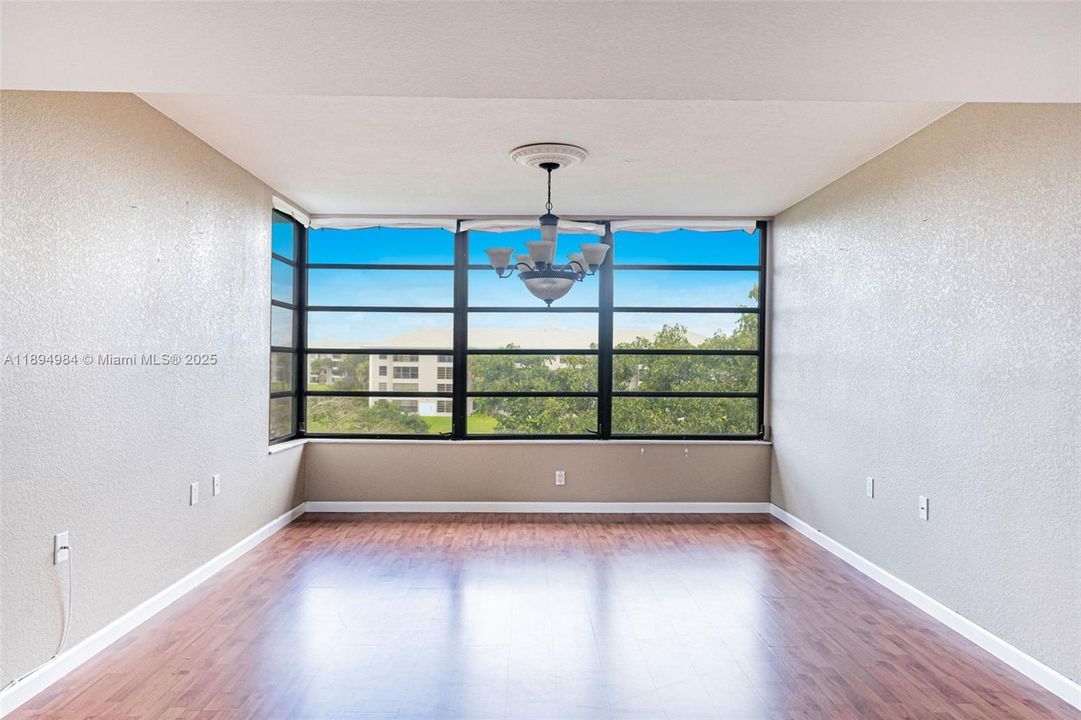 Active With Contract: $269,999 (2 beds, 2 baths, 1385 Square Feet)