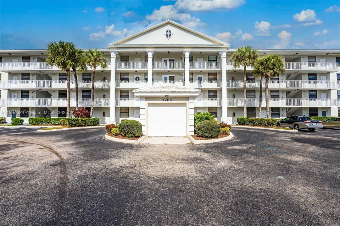 Active With Contract: $269,999 (2 beds, 2 baths, 1385 Square Feet)