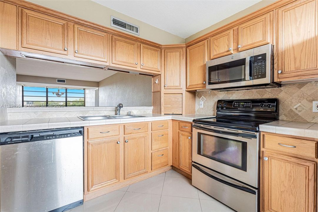 Active With Contract: $269,999 (2 beds, 2 baths, 1385 Square Feet)