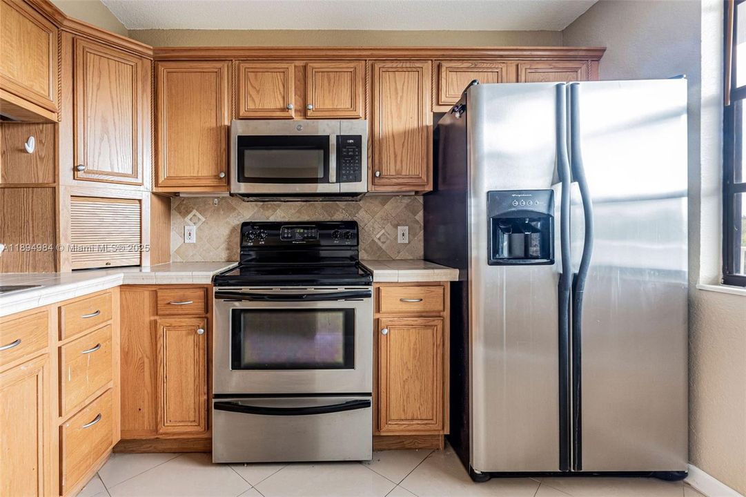 Active With Contract: $269,999 (2 beds, 2 baths, 1385 Square Feet)