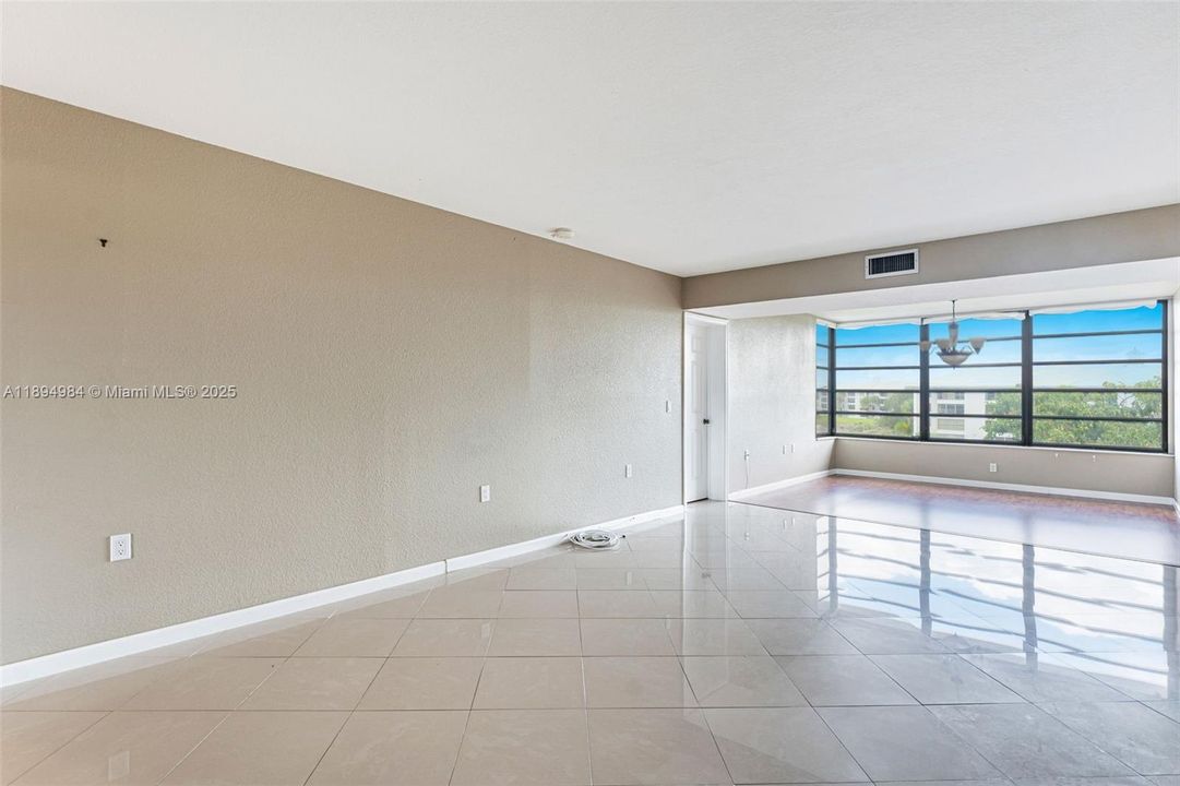 Active With Contract: $269,999 (2 beds, 2 baths, 1385 Square Feet)