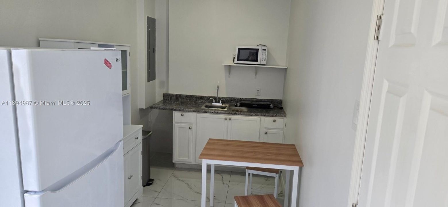 出租: $1,500 (1 贝兹, 1 浴室, 1881 平方英尺)