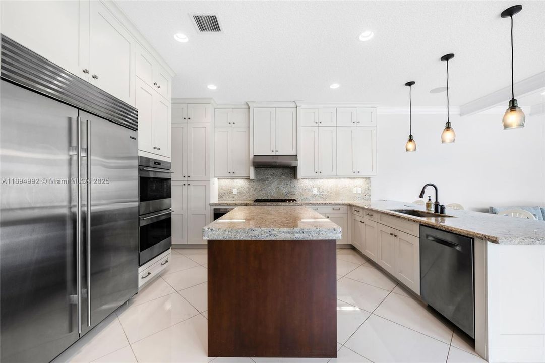 For Rent: $15,700 (5 beds, 7 baths, 5216 Square Feet)