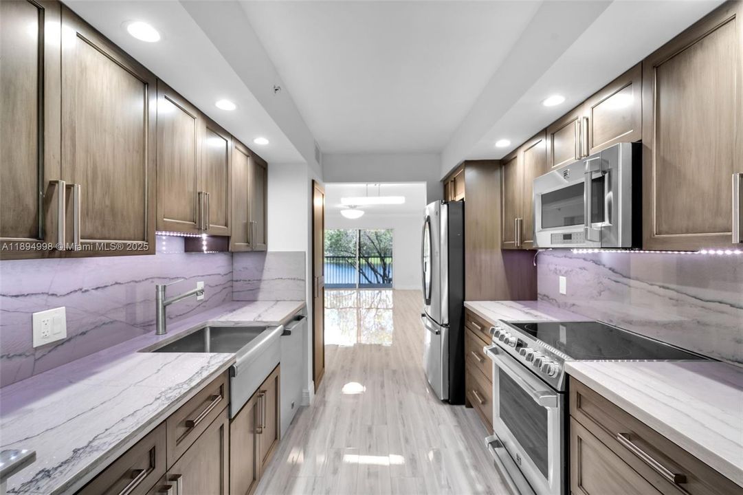 Active With Contract: $320,000 (2 beds, 2 baths, 1364 Square Feet)