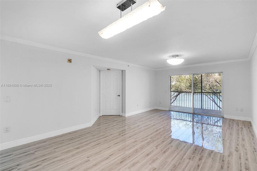 Active With Contract: $320,000 (2 beds, 2 baths, 1364 Square Feet)