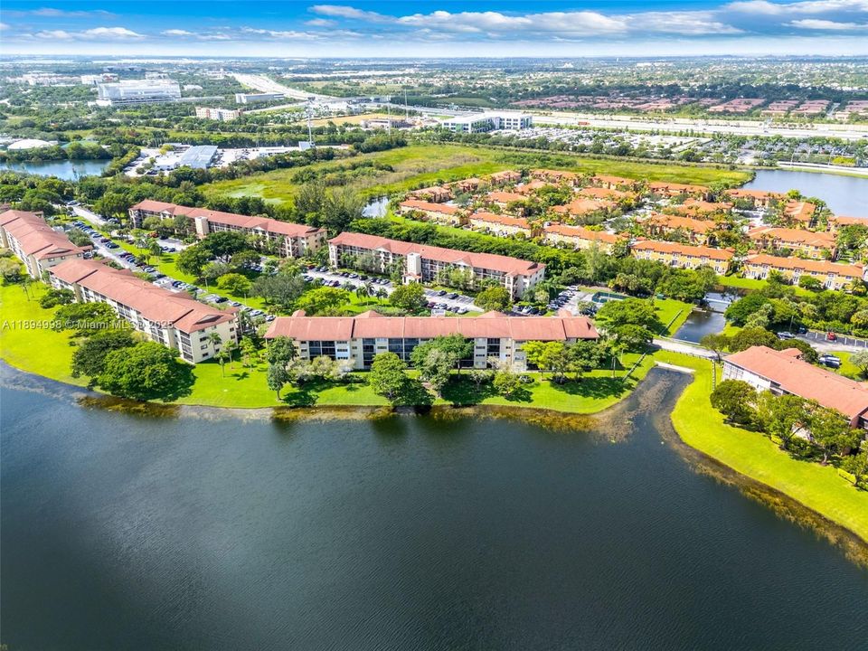 Active With Contract: $320,000 (2 beds, 2 baths, 1364 Square Feet)