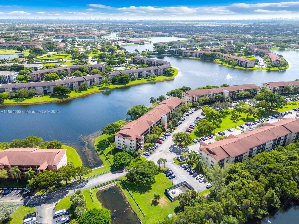 Active With Contract: $320,000 (2 beds, 2 baths, 1364 Square Feet)