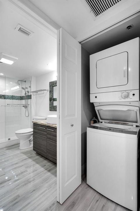 Active With Contract: $320,000 (2 beds, 2 baths, 1364 Square Feet)