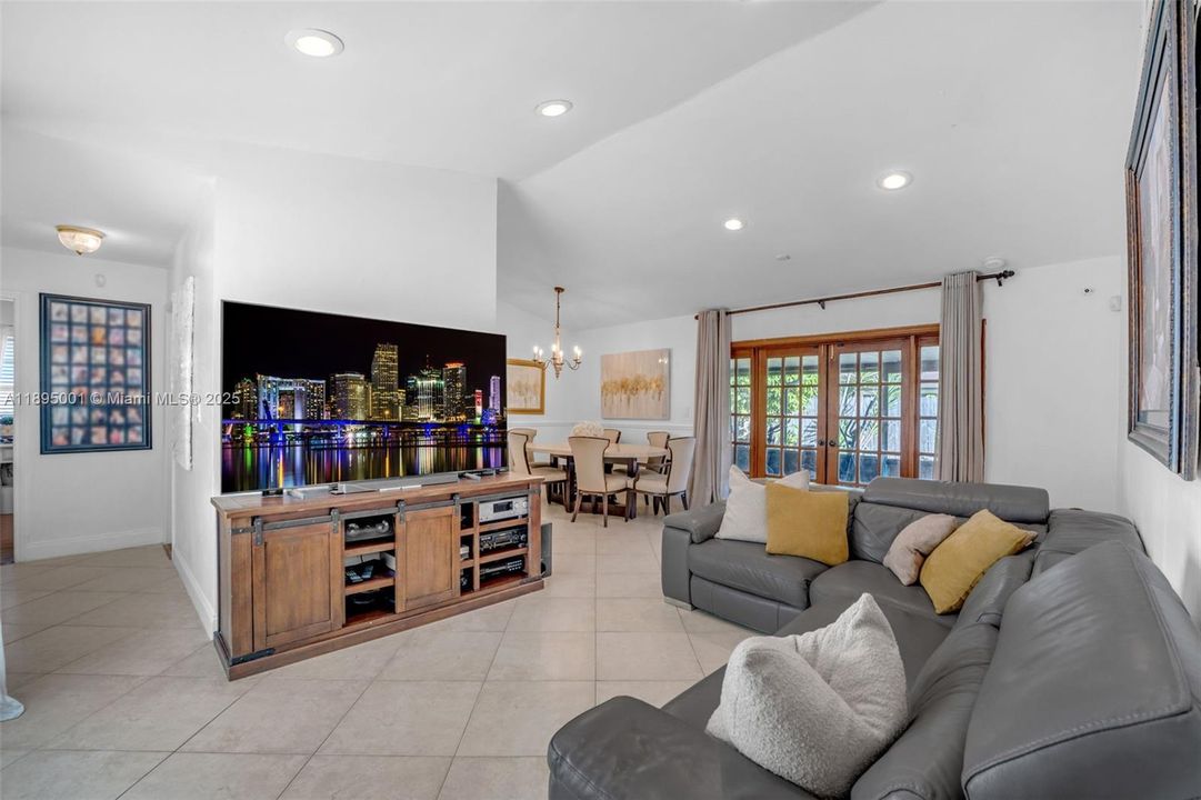 Activo con contrato: $599,000 (3 camas, 2 baños, 1254 Pies cuadrados)