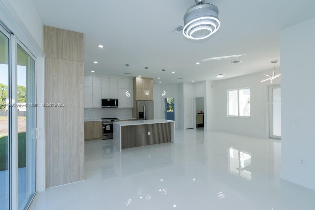 合同活跃: $405,000 (3 贝兹, 2 浴室, 0 平方英尺)