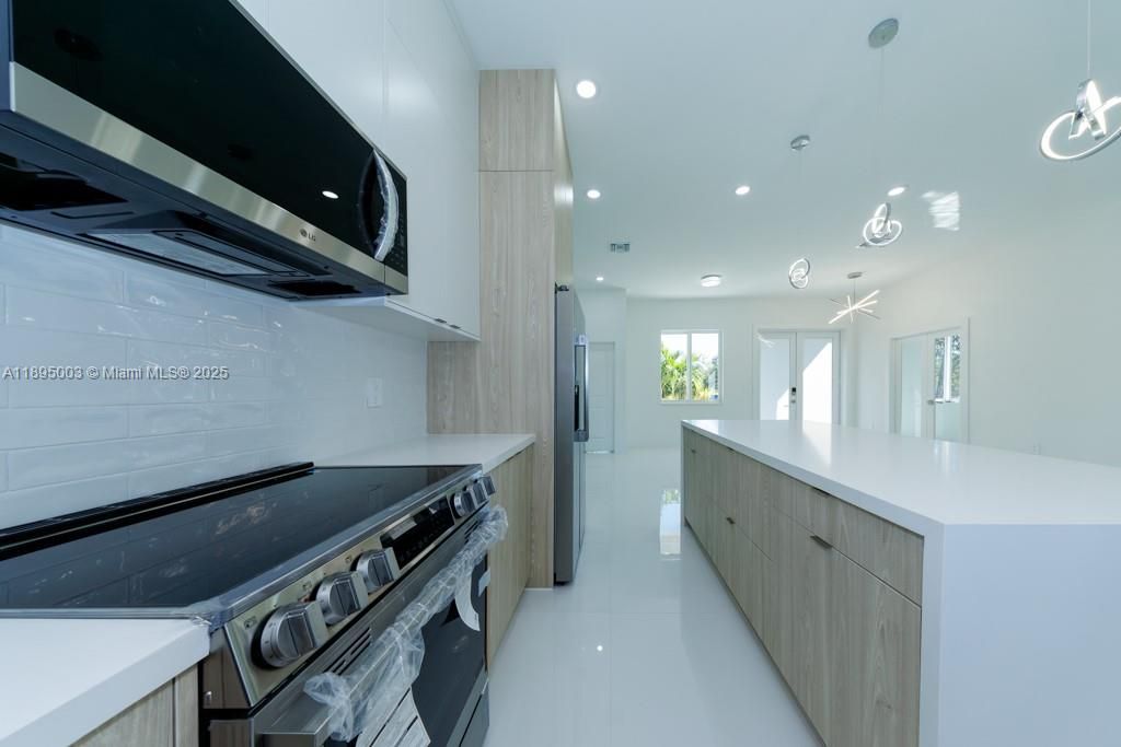 合同活跃: $405,000 (3 贝兹, 2 浴室, 0 平方英尺)