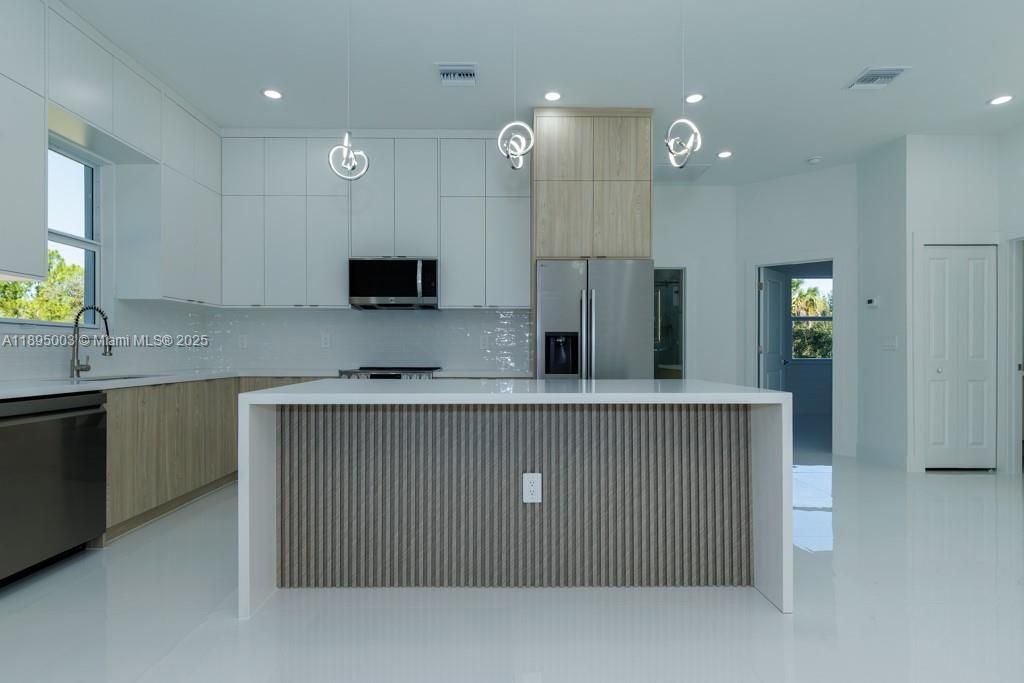 合同活跃: $405,000 (3 贝兹, 2 浴室, 0 平方英尺)