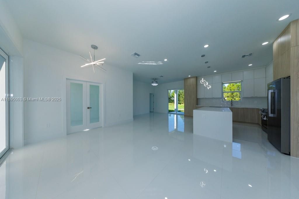 合同活跃: $405,000 (3 贝兹, 2 浴室, 0 平方英尺)