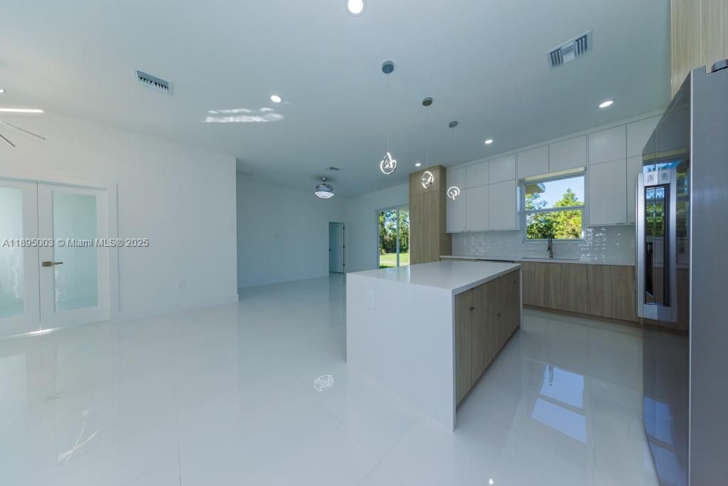 合同活跃: $405,000 (3 贝兹, 2 浴室, 0 平方英尺)