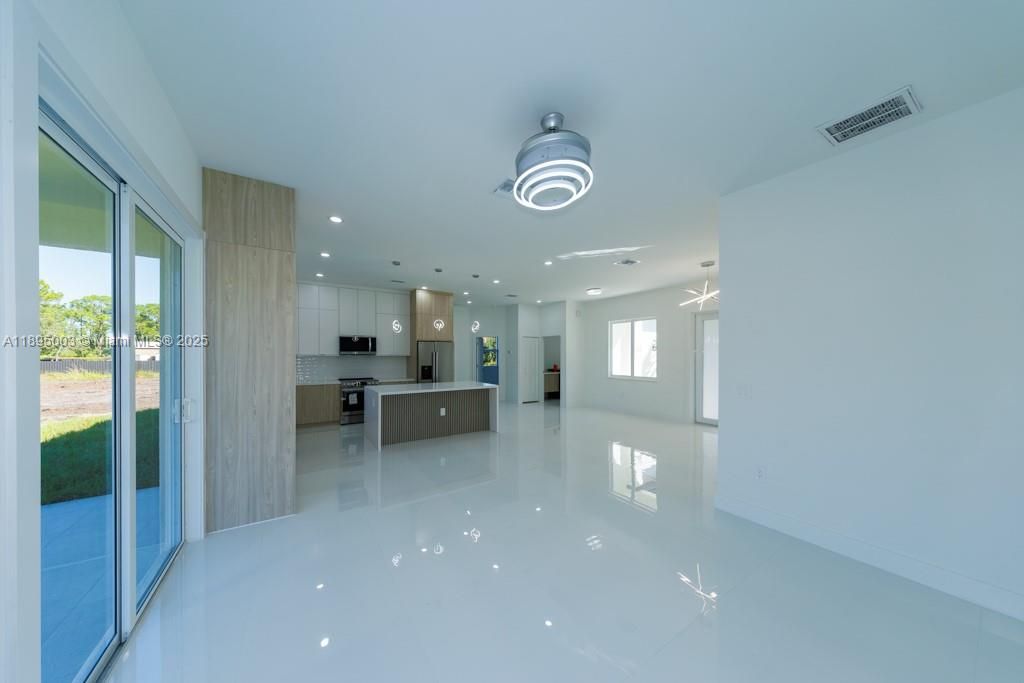 合同活跃: $405,000 (3 贝兹, 2 浴室, 0 平方英尺)