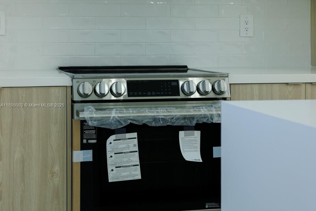 合同活跃: $405,000 (3 贝兹, 2 浴室, 0 平方英尺)