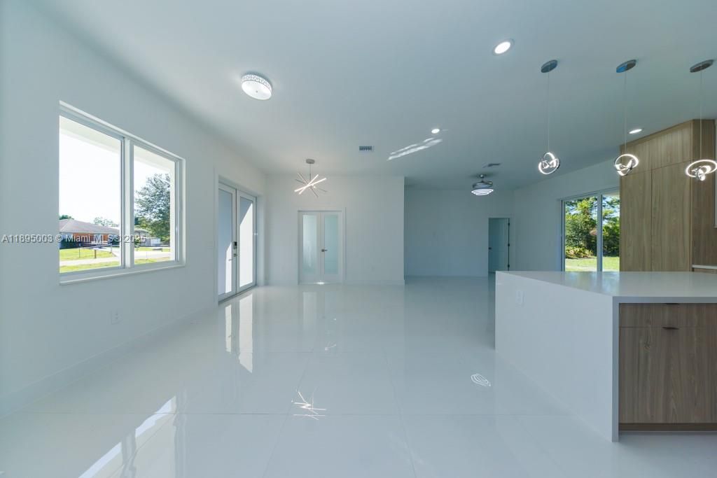 合同活跃: $405,000 (3 贝兹, 2 浴室, 0 平方英尺)