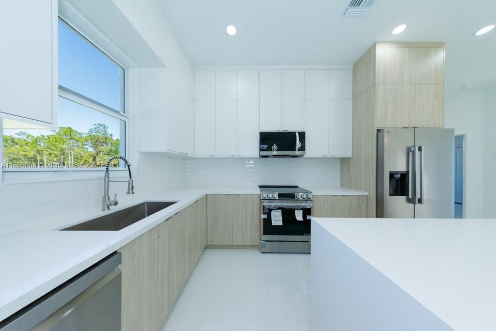 合同活跃: $405,000 (3 贝兹, 2 浴室, 0 平方英尺)