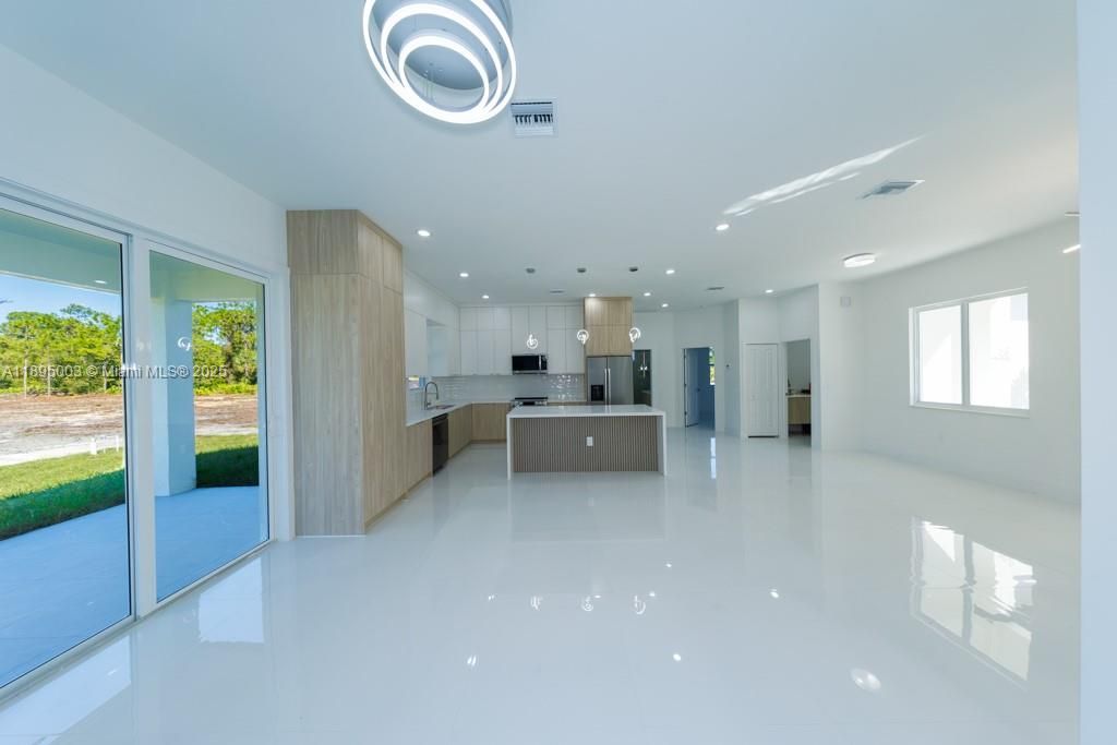 合同活跃: $405,000 (3 贝兹, 2 浴室, 0 平方英尺)