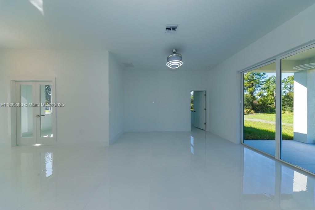 合同活跃: $405,000 (3 贝兹, 2 浴室, 0 平方英尺)