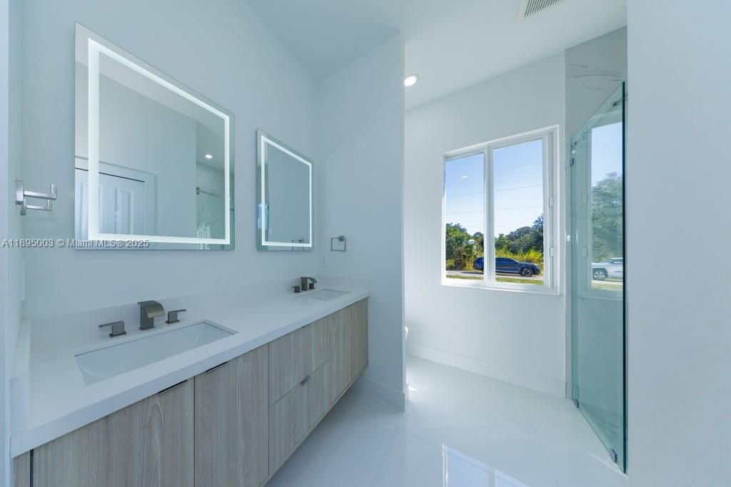 合同活跃: $405,000 (3 贝兹, 2 浴室, 0 平方英尺)