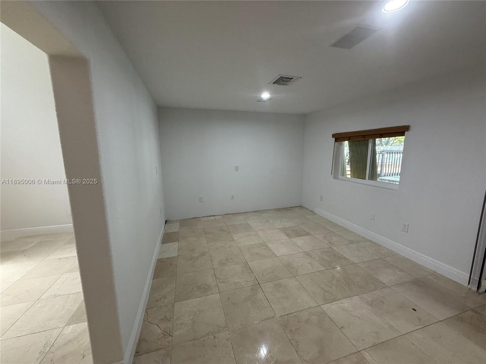 出租: $5,400 (5 贝兹, 4 浴室, 4549 平方英尺)