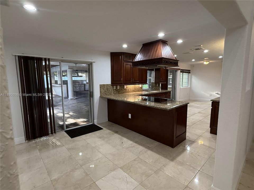 出租: $5,400 (5 贝兹, 4 浴室, 4549 平方英尺)