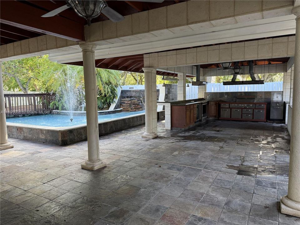 出租: $5,400 (5 贝兹, 4 浴室, 4549 平方英尺)