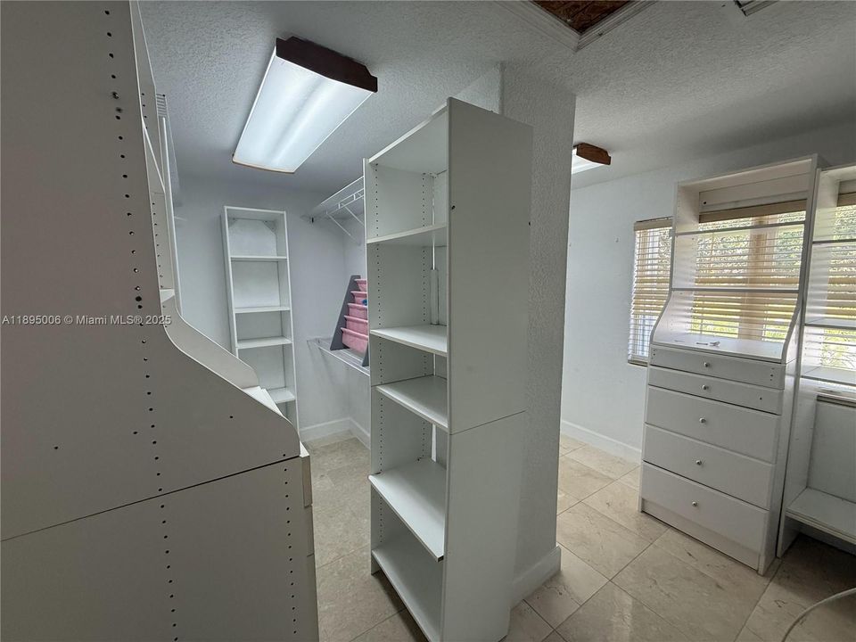 出租: $5,400 (5 贝兹, 4 浴室, 4549 平方英尺)