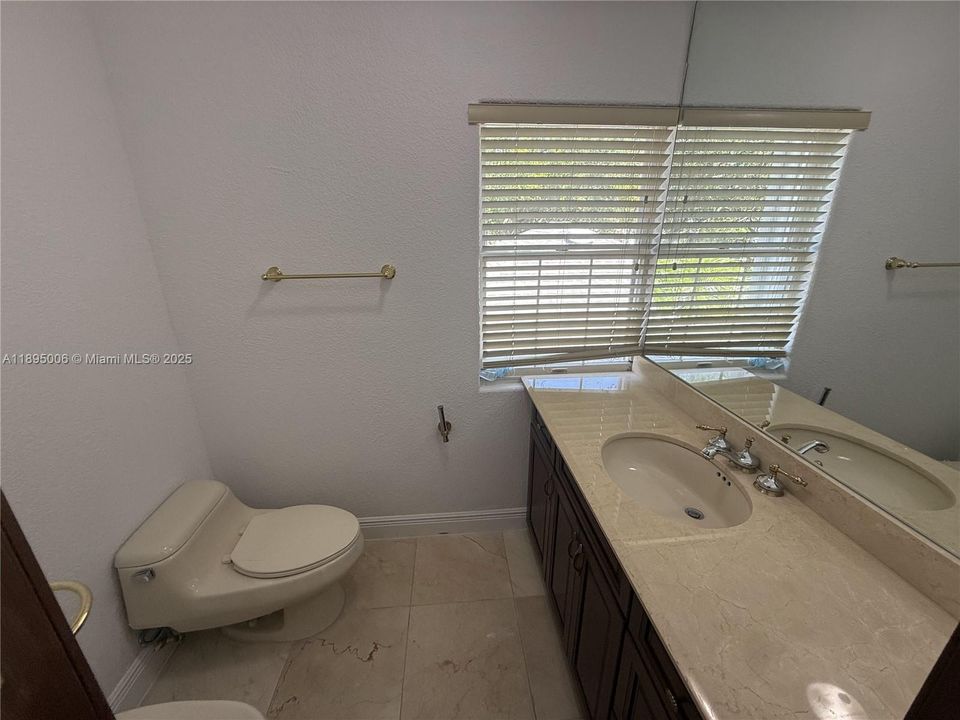 出租: $5,400 (5 贝兹, 4 浴室, 4549 平方英尺)