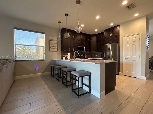 En Venta: $539,000 (4 camas, 2 baños, 2045 Pies cuadrados)