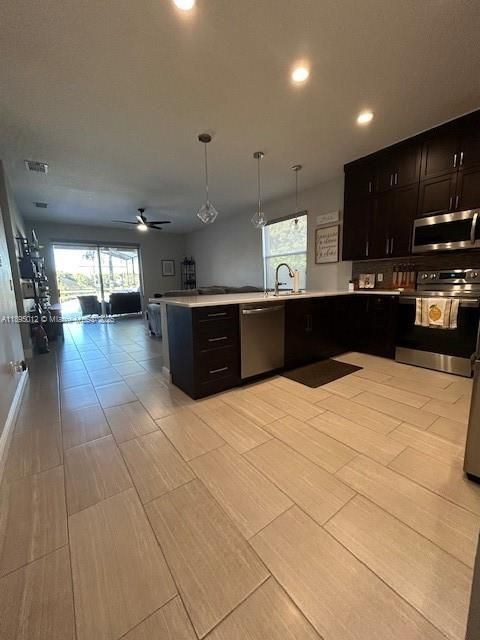 En Venta: $539,000 (4 camas, 2 baños, 2045 Pies cuadrados)