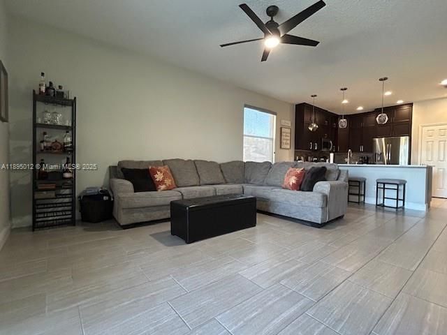 En Venta: $539,000 (4 camas, 2 baños, 2045 Pies cuadrados)