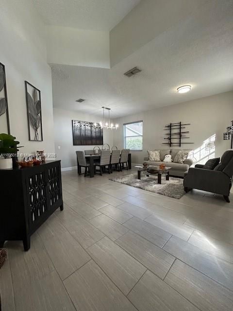 En Venta: $539,000 (4 camas, 2 baños, 2045 Pies cuadrados)